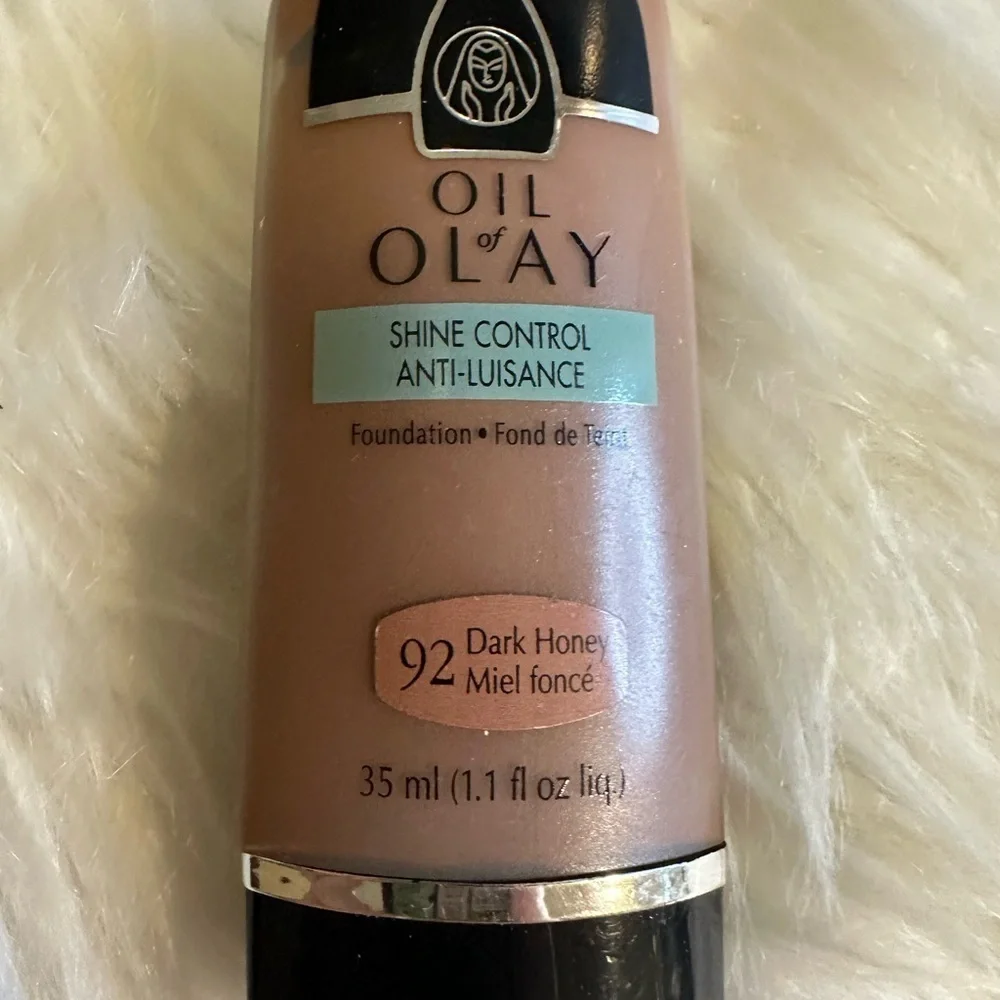 🩷5/$10 OLAY Shine Control Foundation - Dark Honey